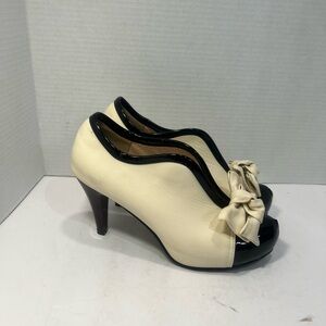 Chic Two-Tone Heels with Bow Detail